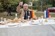 Reginald (Wolfgang Stumph) st&ouml;&szlig;t auf die deutsch-russische Freundschaft an.