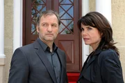 ARD STURM DER LIEBE FOLGE 1320, am Dienstag um 15:10 Uhr im ERSTEN. Kommissar Falke (Mark Kuhn, l.) erweist sich vor Barbara (Nicola Tiggeler, r.) als ernstzunehmender Gegner.