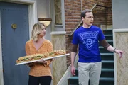 Weil Leonard sich weigert, weiterhin an den von Sheldon (Jim Parsons, r.) einberufenen Mitbewohner-Treffen teilzunehmen, entflammt eine Diskussion zwischen den beiden Freunden. Da schl&auml;gt sich Penny (Kaley Cuoco, l.) pl&ouml;tzlich auf Sheldons Seite.