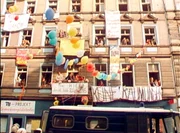 Das Jahr 1981 - der H&auml;userkampf in West-Berlin ist auf dem H&ouml;hepunkt und fordert einen Toten, Richard von Weizs&auml;cker wird neuer Regierender B&uuml;rgermeister und im Osten der Stadt er&ouml;ffnet das Erholungszentrum SEZ. Eine Berlin-Chronik der Superlative: 40 Folgen, von 1961, dem Jahr des Mauerbaus, bis zum neuen Jahrtausend 1999, zehn Jahre nach dem Mauerfall. Foto: H&auml;userkampf in West-Berlin auf dem H&ouml;hepunkt.