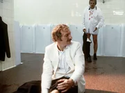 Auf dem Weg zum Geburtstagsempfang f&uuml;r den Abgeordneten Geisshofer hat Baby Schimmerlos (Franz Xaver Kroetz, l.) einen Autounfall. Sein Fotograf Herbie Fried (Dieter Hildebrandt, r.) muss hier seinen Smoking rausr&uuml;cken.