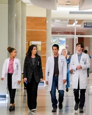 (v.li.): Antonia Thomas (Dr. Claire Browne), Christina Chang (Dr. Audrey Lim), Will Yun Lee (Dr. Alex Park), Freddie Highmore (Dr. Shaun Murphy).