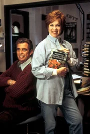 Carl Burke (Morton Downey Jr., l.); Kitty Lynn Hastings (Vicki Lawrence, r.)