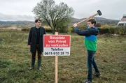 Grundst&uuml;ck zu verkaufen: Bernd (Oliver Mommsen) und sein Sohn Johannes (Anton von Lucke, re.) hoffen auf ein gutes Gesch&auml;ft.
