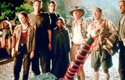"Vergessene Welt: Jurassic Park 2", Die Saurier haben &uuml;berlebt! Auf der Insel Sorna wurden wieder einige gef&auml;hrliche Exemplare gesichtet. Sofort machen sich Ian Malcolm und Freundin Sarah mit ihrem Team auf den Weg, um das Verhalten der Urechsen zu studieren. Dort ist Gro&szlig;wildj&auml;ger Roland Tembo drauf und dran, einen  T-Rex einzufangen. Denn der neue 'InGen'-Boss Peter Ludlow will mitten in San Diego einen Monster-Park er&ouml;ffnen.  Eine ungeheure Schiffsladung st&uuml;rzt die Stadt in ein Desaster ungeahnten Ausma&szlig;es.Im Bild (v.l.n.r.): Julianne Moore, Vince Vaughn, Jeff Goldblum, Vanessa Lee Chester, Pete Postlethwaite, Arlis Howard, Peter Stormare.  SENDUNG: ORF eins - SO - 21.06.2020 - 14:40 UHR. - Veroeffentlichung fuer Pressezwecke honorarfrei ausschliesslich im Zusammenhang mit oben genannter Sendung oder Veranstaltung des ORF bei Urhebernennung.