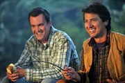Ein Campingausflug der Familie Heck endet in Streitereien und versetzen Mike (Neil Flynn, l.) und Frankie zur&uuml;ck in die Vergangenheit, als ihre Flitterwochen durch Nicky Kohlbrenner (Ray Romano, r.), Mikes altem Schulfreund, auf den Kopf gestellt worden waren ...