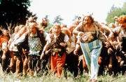 Wehe, wenn sie losgelassen: Asterix (Christian Clavier), Obelix (Gerard Depardieu) und ihre Mannen wollen ein paar R&ouml;mer verkloppen.