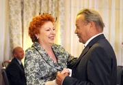 Margot Ro&szlig;hauptner (Hansi Jochmann) hat in dem reichen Rentner Franz von Hornung (Fritz von Friedl) einen charmanten Verehrer gefunden.
