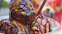 Im Sommer unverzichtbar: Eiscreme. Zwar schlecken die Deutschen Vanilleeis am liebsten, aber Schoko steht bei Gro&szlig; und Klein ebenso hoch im Kurs.