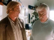 Steve (Barry Van Dyke, l.) und Mark Sloan (Dick Van Dyke, r.) bezweifeln, dass der Tod des Radiomoderators Carl Burke ein Unfall war.
