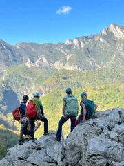 Eine Wandergruppe in den Bergen.