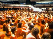 Das Jahr 1981 - der H&auml;userkampf in West-Berlin ist auf dem H&ouml;hepunkt und fordert einen Toten, Richard von Weizs&auml;cker wird neuer Regierender B&uuml;rgermeister und im Osten der Stadt er&ouml;ffnet das Erholungszentrum SEZ. Eine Berlin-Chronik der Superlative: 40 Folgen, von 1961, dem Jahr des Mauerbaus, bis zum neuen Jahrtausend 1999, zehn Jahre nach dem Mauerfall. Foto: Bhagwan-Kongress im ICC.