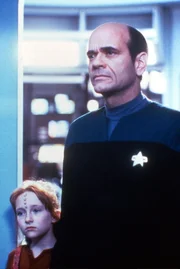 Scarlett Pomers (Naomi Wildman), Robert Picardo (The Doctor)