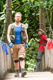 (v.li.): Jason Merrells (Stuart Howe), Matthew Lewis (Dominic Claydon).