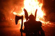 Wikinger, die nach der Landung ihre Langboote in Brand setzen: Rund 1.000 kost&uuml;mierte "Guizer" stellen das auf den Shetland-Inseln jedes Jahr beim "Up Helly Aa Festival" nach.