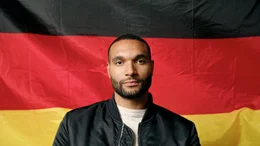 Nationalspieler Jonathan Tah &auml;u&szlig;ert sich im Film zu den Themen Identifikation und Rassismus&ldquo;.