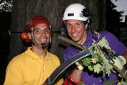 Willi (rechts) mit dem Baumkletterer Fabian.