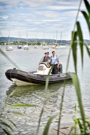 Nele Fehrenbach (Floriane Daniel, l.) und Pirmin Spitznagel (Simon Werdelis, r.) im Einsatz mit dem Polizeiboot Bodan 2 auf dem Bodensee.