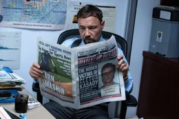 Detective Mulligan (Stephen Graham)  liest in der Zeitung, dass einige von Cletus' Opfern gefunden wurden.