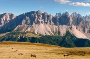 Imposantes Panorama in den Bergen Norditaliens: Die Geisler-Gruppe in den Dolomiten.
