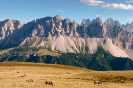 Imposantes Panorama in den Bergen Norditaliens: Die Geisler-Gruppe in den Dolomiten.