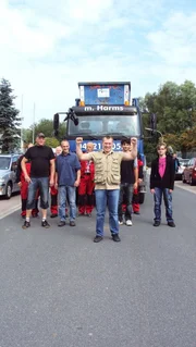 Tr&ouml;delexperte Otto Schulte (Mitte) mit seinen Helfern bei der Ankunft des Containers.