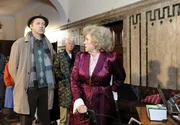 Bei seinen Ermittlungen im Altenheim geht Kommissar Geiger (Peter Heinrich Brix) die Seniorin Dr. Kranbacher (Ilse Neubauer) hart an.