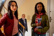 Da sich Nadine (Edith Saldanha, r.) schon l&auml;nger um ihre Nachbarin Frau Buteke k&uuml;mmert, hoffen Annabell Lorenz (Stephanie Stumph, l.) und Richard Voss (Jan-Gregor Kremp, M.), dass sie ihnen mehr &uuml;ber deren Verh&auml;ltnis zu der get&ouml;teten Gerichtsvollzieherin sagen kann.