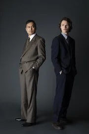 (1. Staffel) Hiroto Katagiri (Ken Watanabe, l.); Jake Adelstein (Ansel Elgort, r.)