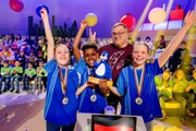 So sehen Sieger aus! Das blaue Rateteam aus M&uuml;nchen/Deutschland nimmt den Piet Flosse-Pokal mit nachhause.