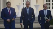 Vizekanzler Lars Klingbeil (SPD), Bundeskanzler Friedrich Merz (CDU) und Innenminister Alexander Dobrindt (CSU) bei einer Kabinettsklausur im September 2025.