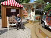 Maler und B&uuml;hnenbildner Daniel Sommergruber beim Skizzieren im B&ouml;hmischen Prater.