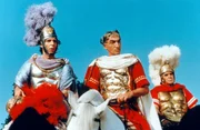 Sie kamen, sahen und r&uuml;mpften die Nase: Tullius Destructivus (Roberto Benigni, li.) und sein Chef Julius Caesar (Gottfried John, mi.) m&uuml;ssen wieder einmal eine dicke Niederlage einstecken.