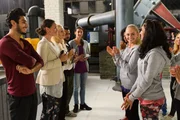 Julia (Jenny Bach, 2.v.r.) trifft es v&ouml;llig unvorbereitet, dass Raquel (Yara Hassan, r.) durch die Bekanntgabe der Wertung ihre gr&ouml;&szlig;te Konkurrentin wird.