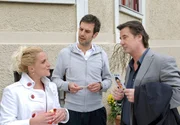 ARD STURM DER LIEBE FOLGE 1324, am Montag (20.06.11) um 15:10 Uhr im ERSTEN. Nils (Florian Stadler, M.) ist perplex, als Tanja (Judith Hildebrandt, l.) dem Detektiv Krassow (Waldemar Wichlinski, r.) erz&auml;hlt, dass sie Sibylle kennt.