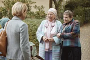 Christel (Ursula Werner) und Helene (Katharina Thalbach) hei&szlig;en Irene (Uschi Glas) an ihrem neuen Wohnort willkommen und lassen gar nicht erst zu, dass sie sich au&szlig;enstehend vorkommt.