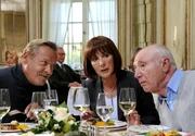 Die reichen Rentner Franz von Hornung (Fritz von Friedl, li.), Sieglinde (Heidelinde Weis) und Albert Zwicknagel (Horst Sachtleben) planen einen gemeinsamen Coup.