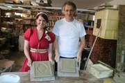 Moderatorin Conny B&uuml;rgler mit Keramiker Thomas Perdacher bei der Herstellung von Kacheln, Keutschach am See