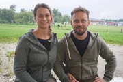 Portrait von Protagonist Thomas Hofbauer mit Lebensgef&auml;hrtin Katrin Paischer w&auml;hrend ServusTVs "Heimatleuchten Entdeckerviertel" in Munderfing in Ober&ouml;sterreich am 26.07.2025