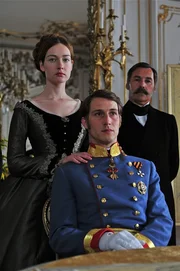 Cristiana Capotondi als "Sisi" in gleichnamigen ZDF-Zweiteiler und David Rott als "Kaiser Franz Joseph", Komparse (r).