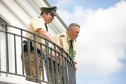 Gefangen: Girwidz (Michael Brandner, r.) und Riedl (Paul Sedlmeir, l.) sitzen auf Dagmars Balkon fest.