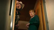 Monika (Andrea Sawatzki, re.) hat f&uuml;r Jeff Kanter (Charly H&uuml;bner, li.) eine &Uuml;berraschung geplant.