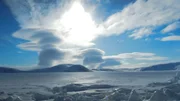 Eisbedeckte Landschaften und beeindruckende Wolkenformationen im hohen Norden von Kanada.
