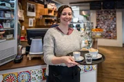 Bei der Arbeit im integrativen Caf&eacute; sind Geduld und einander Verstehen gefragt. Die Atmosph&auml;re ist dadurch besonders menschlich. Im Bild: Franziska Kling