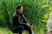 Christian (Francis Fulton Smith) entspannt sich beim Angeln.