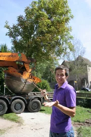 Willi mit einem schwebenden Baum im Hintergrund.