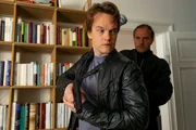 Bei der Durchsuchung der Wohnung der Toten wird Kommissar Tom Kupfer (Ludwig Blochberger, l.) von Andr&eacute; Berling (Saro Emirze, r.) &uuml;berrascht und niedergeschlagen.