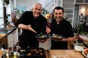 Lecker Gegrillte Aprikose auf Honig-Joghurt von den Gourmetk&ouml;chen Alexander Herrmann (links) und Ali G&uuml;ng&ouml;rm&uuml;ş.