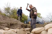 Bernd (Oliver Mommsen, li.) ist entsetzt, dass Viktor (Jevgenij Sitochin) die Bombe selbst entsch&auml;rfen m&ouml;chte.