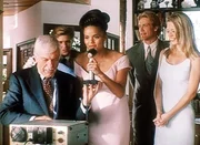 Mark (Dick Van Dyke, l.) stellt eine Funkverbindung her zu dem Ehemann von Amanda (Victoria Rowell, M.), der auf einem Flugzeugtr&auml;ger stationiert ist. Jesse (Charlie Schlatter, 2.v.l.), Steve (Barry Van Dyke, 2.v.r.) und Melissa (Jeri Lynn Ryan, r.) sehen gespannt zu.